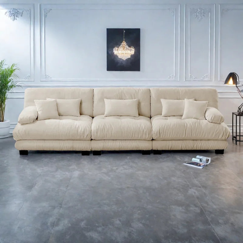Sofa für vier Personen mit runden Armlehnen und tiefen Sitzkissen