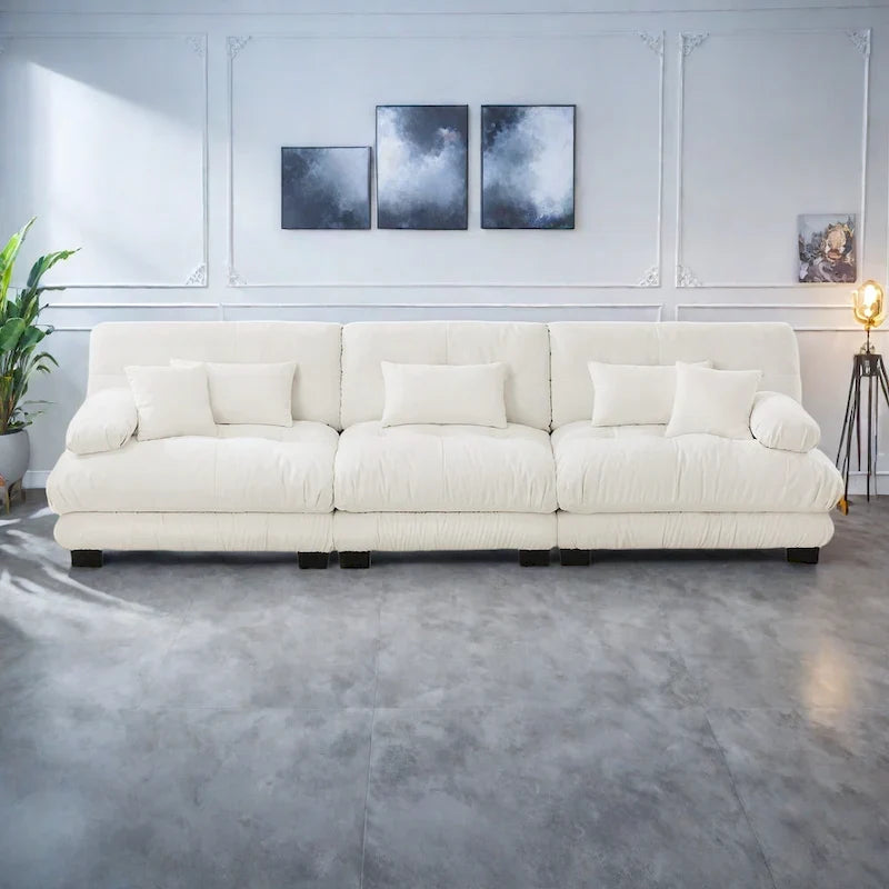 Sofa für vier Personen mit runden Armlehnen und tiefen Sitzkissen