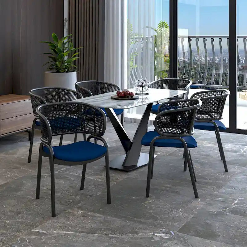 Silla de comedor moderna tapizada, con cómodo diseño de sillón y patas de hierro negro