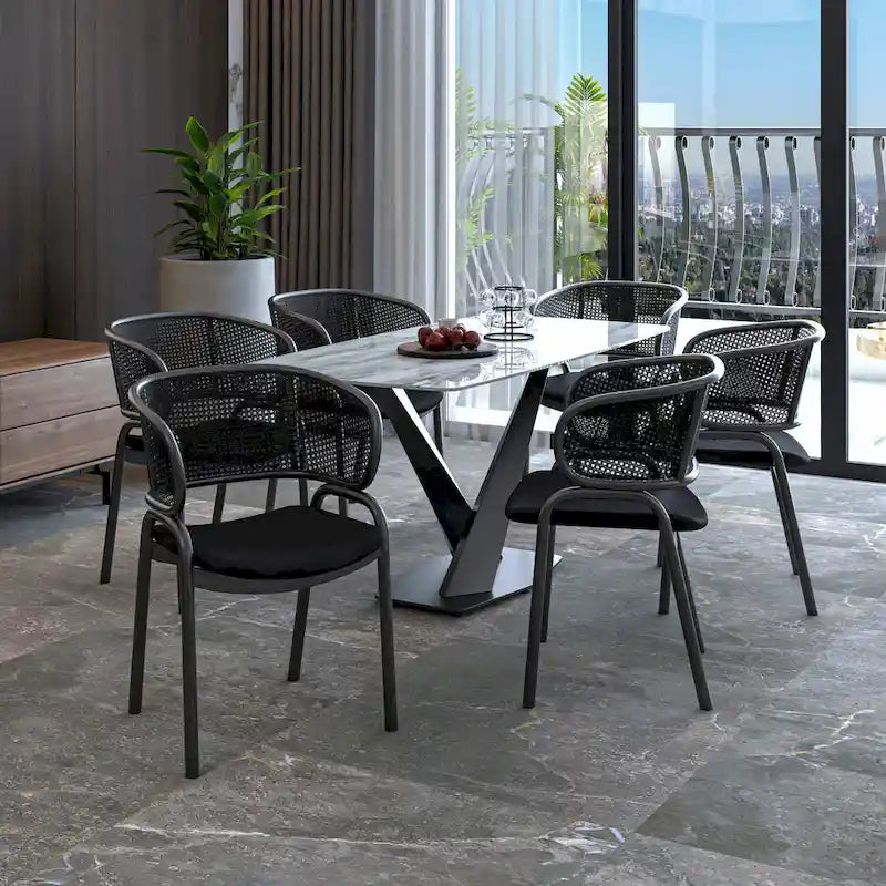 Silla de comedor moderna tapizada, con cómodo diseño de sillón y patas de hierro negro